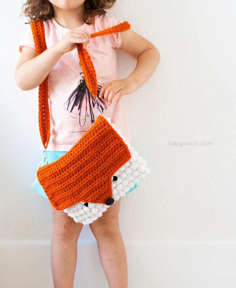 Free pattern for crocheted fox purse, wouldn't this be great for kids? 一个有趣的和明亮的橙色和白色的狐狸钱包
