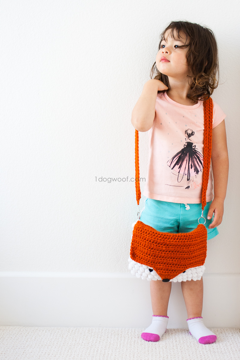 Hanging out with her new fox purse 感觉时髦的摇滚她的钩针狐狸钱包。免费的模式!