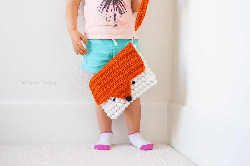 A fun free pattern for a bright crocheted fox purse, perfect for kids and adults 钩针狐狸信使包使用免费模式