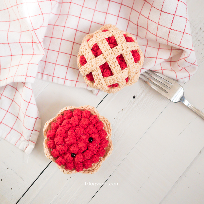 钩针樱桃馅饼，水果馅饼叉和抹布