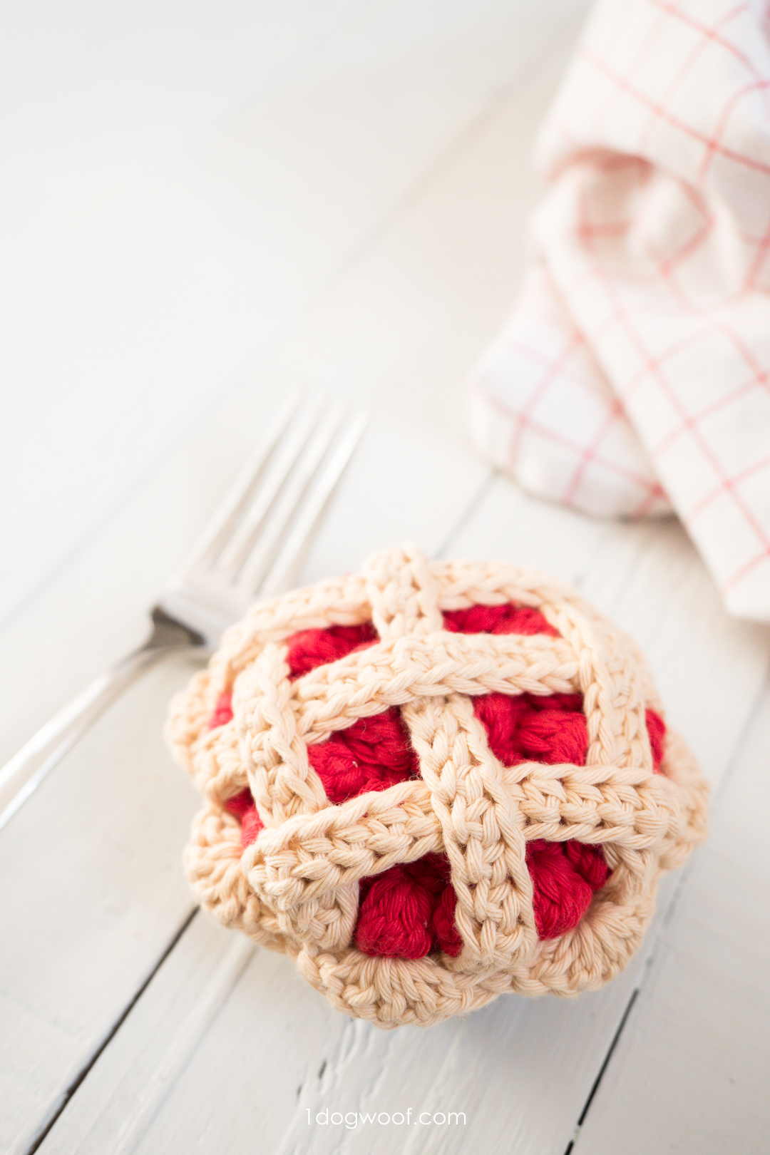 用钩针编织一个樱桃派作为游戏食物或umi