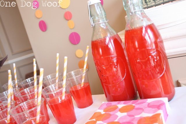 生日派对小吃：波光粼粼的草莓柠檬水