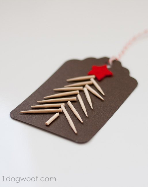 使用牙签打造圣诞树礼物标签。在www.ssjjudo.com说明