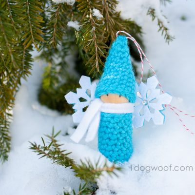 我最喜欢的博客作者用钩针编织Gnome软木栓娃娃装饰品
