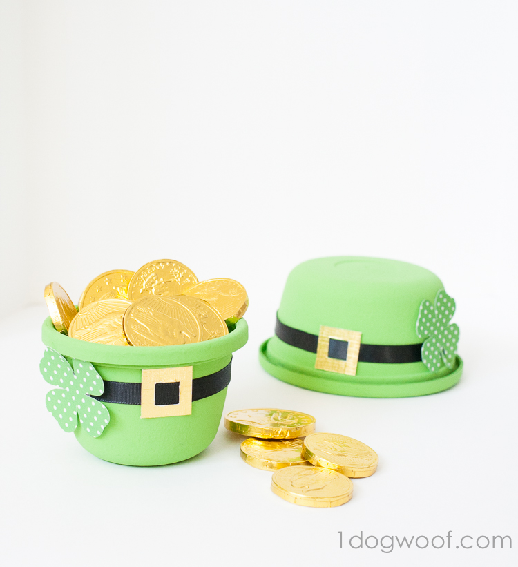 小妖精的帽子招待碗-使用一个塑料容器做一个小妖精的帽子，装着糖果| www.ssjjudo.com