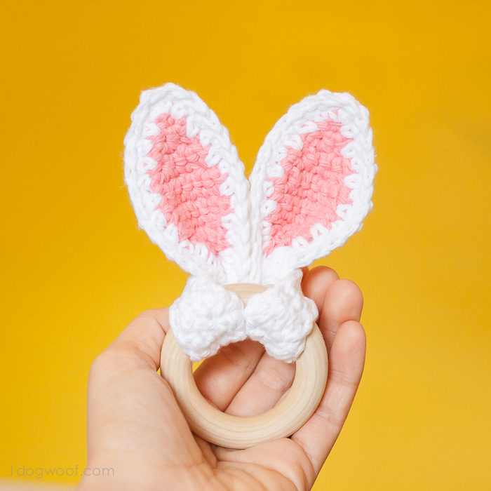 用钩针编织Bunny Ears Wooden Teether