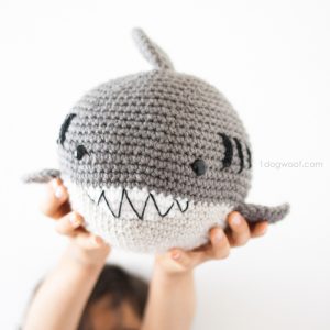 鲨鱼amigurumi钩针。免费模式，使这可爱的填充动物!| www.ssjjudo.com