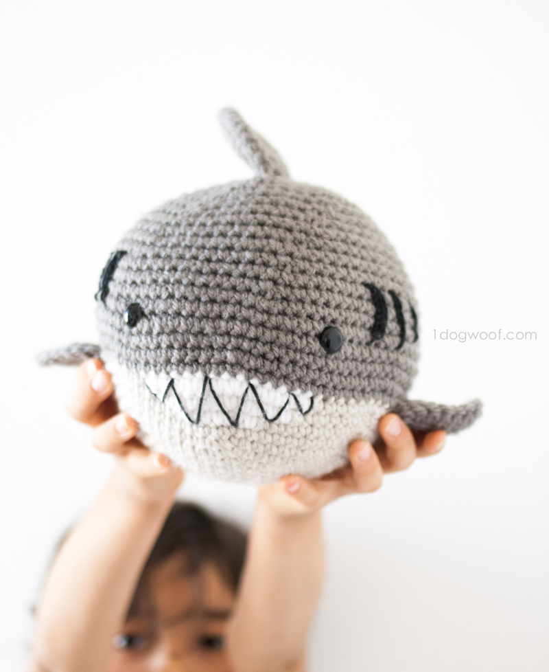钩针鲨鱼手编娃娃。免费的模式，使这个可爱的毛绒动物！|www.ssjjudo.com