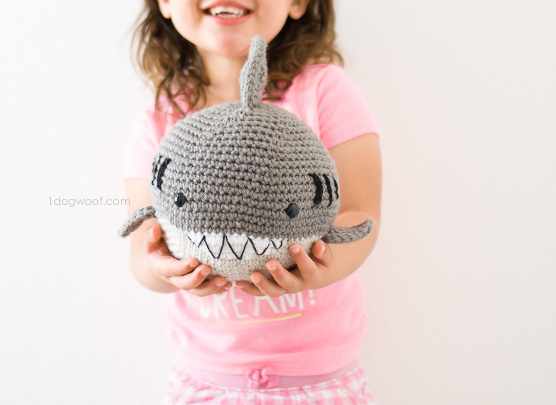 钩针鲨鱼手编娃娃。免费的模式，使这个可爱的毛绒动物！|www.ssjjudo.com
