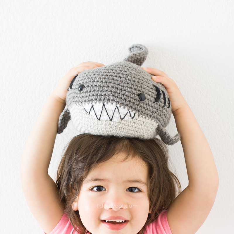 钩针鲨鱼阿米古鲁米。免费模式，使这个可爱的填充动物！| www.ssjjudo.com网站