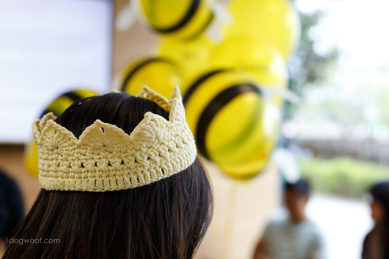 蜂王钩针冠，完美的蜜蜂为主题的晚会。