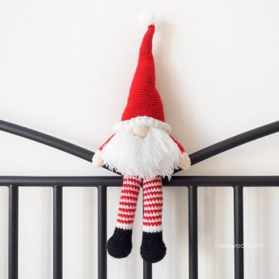 斯堪的纳维亚圣诞侏儒的条纹精灵腿