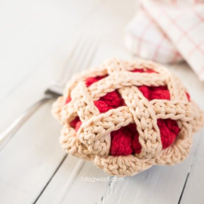钩针一个樱桃馅饼用于播放食品或手编娃娃