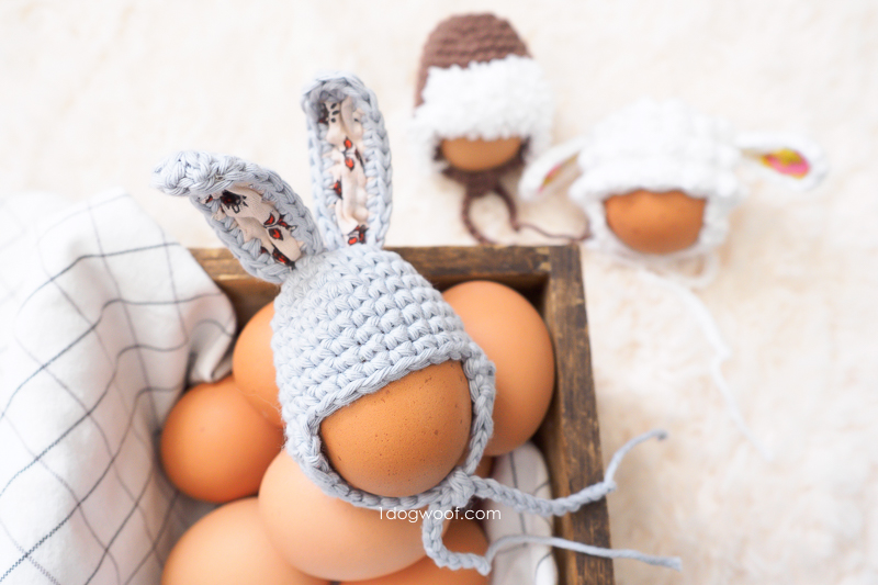 复活节彩蛋兔子帽子在篮子里